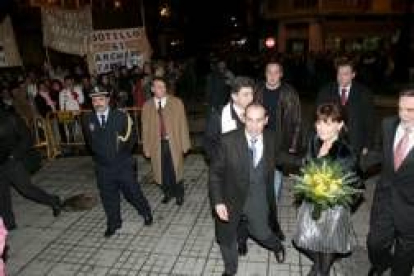 Calvo llega al Teatro Benevívere de la mano del concejal Celemín y el delegado gubernamental, Alejo