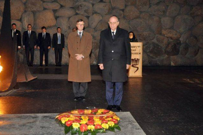 El ministro Fernández Díaz (derecha) este domingo, en el memorial del Holocausto en Jerusalén.