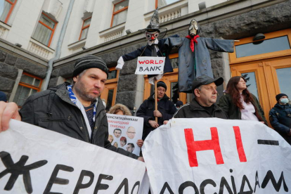 Protestas ciudadanas ayer en Kiev. SERGEY DOLZHENKO