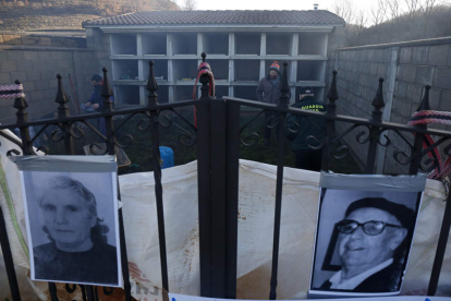 Los familiares colocaron imágenes de los fallecidos a los que desalojaron a puerta cerrada. FERNANDO OTERO