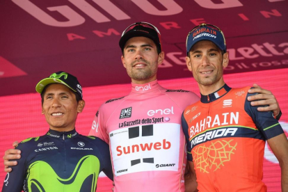 Tom Dumoulin, en el podio final del Giro, junto a Nairo Quintana (Izquierda) y Vincenzo Nibali.