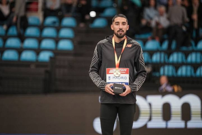 Saúl Ordóñez con su medalla de oro lograda en los 800 metros del Nacional en pista cubierta. SPORTMEDIA