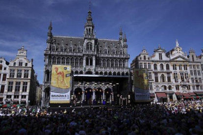 La famosa Grand Place de Bruselas, este jueves, llena de público en la solemne presentación de los equipos participantes en el Tour 2019.