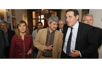 El rector de la ULE, Juan Francisco García Marín, con el consejero de Sanidad, Sáez Aguado
