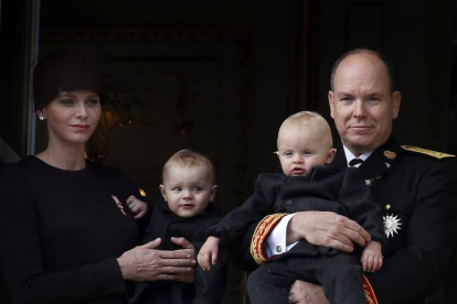 El príncipe Alberto II y la princesa Charlene de Mónaco, junto a sus gemelos la princesa Gabriella (2ª izq) y el príncipe Jacques (2º dcha), , en una imagen de 2015. SEBASTIEN NOGIER