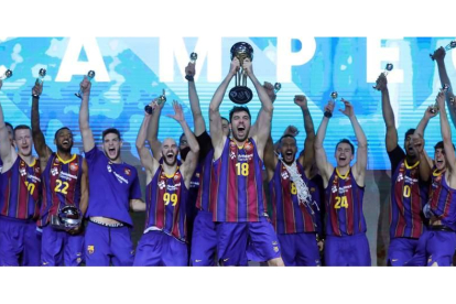 Los jugadores del Barcelona celebran el título de campeones de Copa del Rey logrado frente al Madrid. HIDALGO