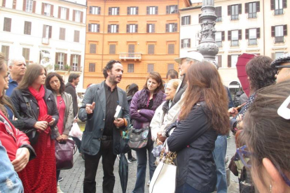 Óscar M. Prieto ayer, en la plaza Navona de Roma en un momento de la ruta novelística
