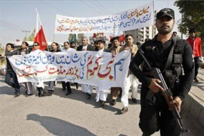 Grupos de la minoría cristiana se manifiestan contra las caricaturas de 'Charlie Hebdo', este domingo, en Peshawar (Pakistán).