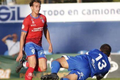 Diego Rodríguez aborta con una gran intervención una ocasión de gol del jugador local Marcos Baselga. TWITTER CD CALAHORRA