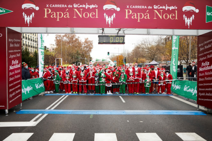 Salida de la carrera de Papá Noel, prueba solidaria celebrada este domingo en Madrid. LUCA PIERGIOVANNI / EFE