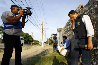 Un equipo de periodistas la red de televisión Bandeirantes lamenta la muerte del camarógrafo Gelson Domingos.