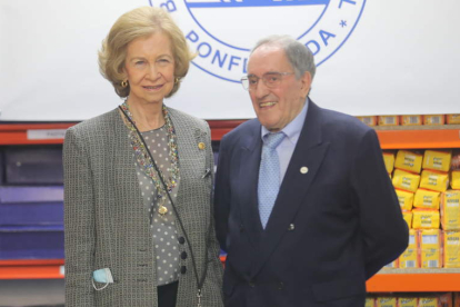 La reina emérita Sofía y el presidente del Banco de Alimentos del Sil, Damián Tascón. L. DE LA MATA