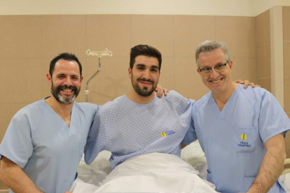 Juanjo, en el centro, junto a los doctores que le operaron el viernes en la Clínica Cemtro. CLÍNICA CEMTRO