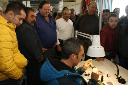 Los asistentes observan el trabajo de un montador de moscas. F. OTERO PERANDONES