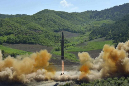 Lanzamiento del misil intercontinental a cargo de Corea del Norte, en una imagen distribuida por Pionyang, el 4 de julio