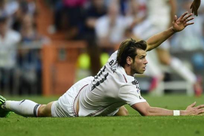 Bale reclama al árbitro una falta durante la visita del Valencia al Bernabéu.