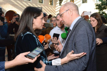 Inés Arrimadas y Francisco Igea durante su tensa conversación ayer, en Valladolid.
