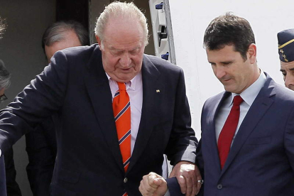 El rey emérito Juan Carlos I recibe ayuda para bajar de un avión en Panamá. JEFFREY ARGUEDAS