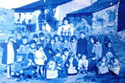 La muestra recopila cien años de imágenes. Escolares en la plaza del Palacio, en los años 40.