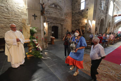 Misericordia Bello, presidenta de la DO Bierzo, y el párroco Jesús Álvarez, ofrecieron el primer mosto en el Monasterio de Carracedo. ANA F. BARREDO