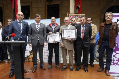 Los homenajeados, en el centro, junto al presidente de la Diputación y de la federación.