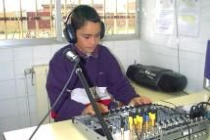 Uno de los niños que acuden al CRA de El Burgo Ranero, durante las prácticas de radio
