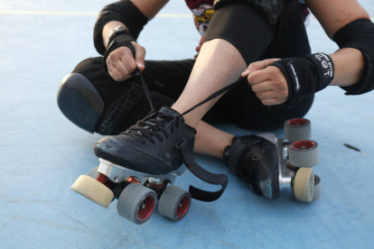 Una patinadora se ata los patines, FERNANDO OTERO