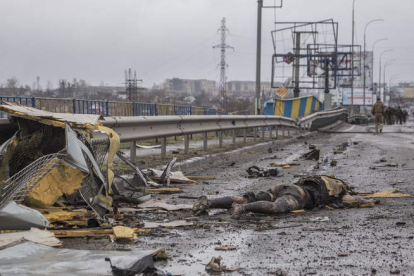 Imagen de un hombre asesinado en la carretera entre Kiev y Bucha. OLEKSANDR RATUSHNIAK