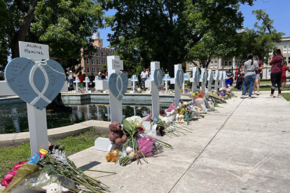 Cruces en la plaza central de Uvalde en memoria de los 19 niños y dos profesores asesinadas. LUCÍA LEAL