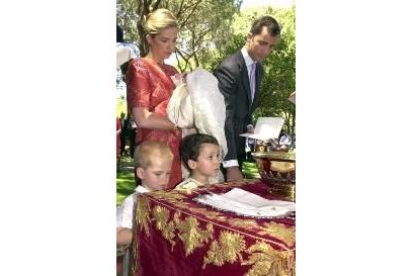 La familia real posa tras el bautizo en uno de los salones del palacio de la Zarzuela