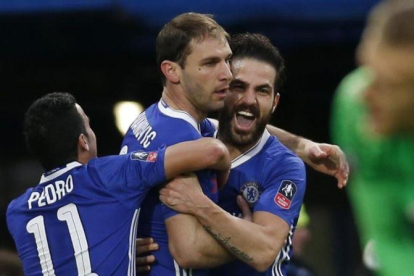 Ivanovic, abrazado por Pedro y Cesc Fàbregas tras marcar su último gol con el Chelsea, el pasado sábado en la Copa.