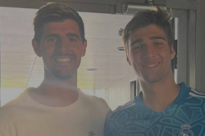El portero leonés Fran González, derecha, milita en el Real Madrid y en la imagen posa junto a su ídolo Thibaut Courtois. DL