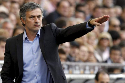José Mourinho da instrucciones a sus jugadores durante un partido de Liga.