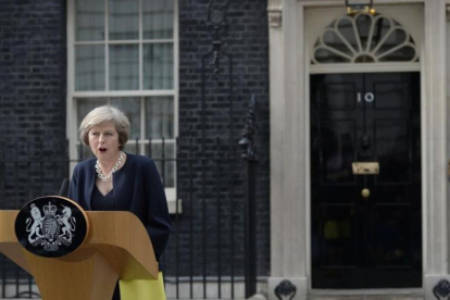 Theresa May habla ante la prensa en su primer discurso en el exterior del 10 de Downing Street como nueva 'premier' británica.