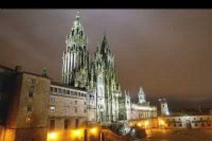 La iluminación nocturna de los principales monumentos de Santiago añade misterio al callejeo nocturno por el casco histórico.