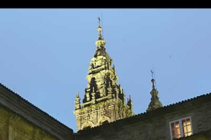 Desde uno de los claustros del Hostal de los Reyes Católicos se divisa una de las torres de la Catedral.
