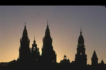 Las torres de la Catedral se vislumbran claramente con la luz crepuscular.
