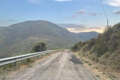 Uno de los tramos de esta vía en la comarca de La Cabrera. DL