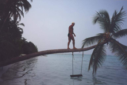 Francisco Requeta, de 57 años, ha dado dos veces la vuelta al mundo y recorrido el continente africano en un camión, en la imagen está en Las Maldivas en octubre de 1997.