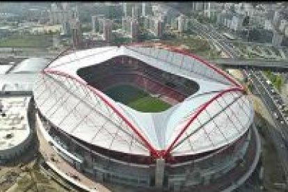 Todos los estadios en los que se disputará la Eurocopa portuguesa son nuevos. En la imagen, el nuevo estadio del Benfica y el Sporting, en Lisboa.