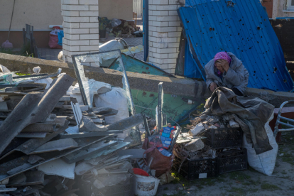 Una mujer se lamenta frente a varios escombros de una casa que dejó un ataque con proyectiles de alto calibre. EFE / Miguel Gutiérrez