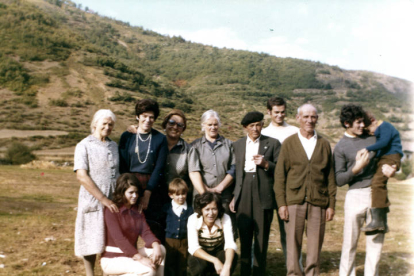 Dora del Hoyo con su familia de Boca de Huérgano. DL