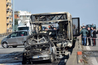El autobús escolar quemado por el conductor senegalés como protesta por la muerte de migrantes en Italia.