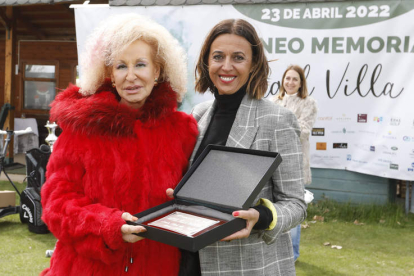 Begoña Alonso Gutiérrez, viuda de Ángel Villa, recibió una placa conmemorativa. MARCIANO PÉREZ