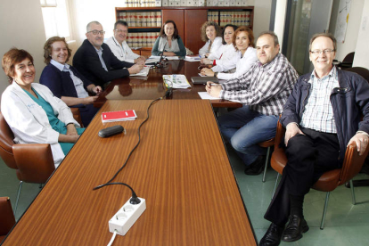 El equipo del comité de bioética del Hospital de León, en una de sus reuniones de trabajo.