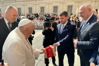 El capitán, Julen Castañeda, entrega al Papa la bufanda del Centenario de la Cultural. DL