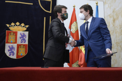 García-Gallardo y Fernández Mañueco sellan con un apretón de manos su acuerdo. NACHO GALLEGO