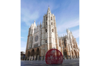 La gran bola está a los pies de la Catedral. J. F. ZARDÓN
