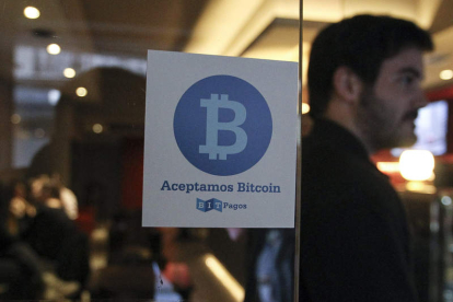 Una cafetería anuncia que acepta los pagos en bitcóin. DAVID FERNÁNDEZ