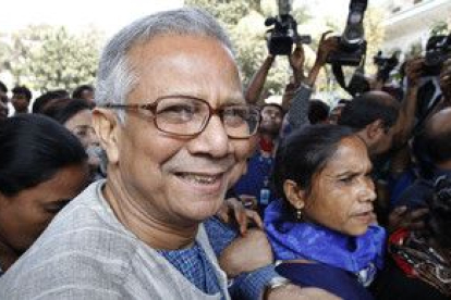 Mohamed Yunus sonríe a su llegada al Tribunal Superior de Dacca, este jueves.
